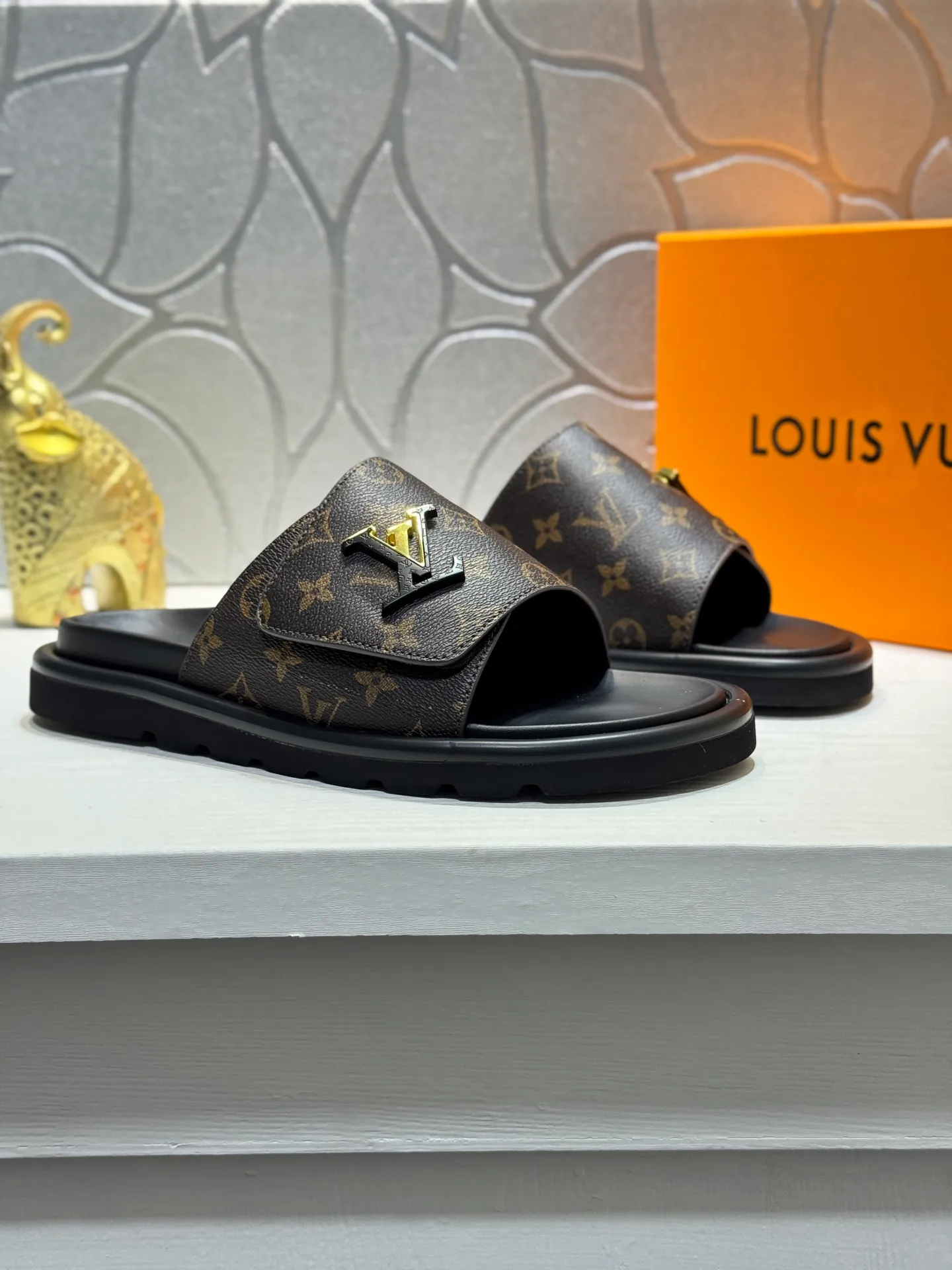 Men's Men's Shoes💰360 [New Style]🦇🦇Top Original [Louis Vuitton] Slippers for Couples👫Spring and Summer Style🎯🎯As an active family in the fashion industry ⭐ Lv takes bold innovation as its true nature ⚡Fabric and floral with hardware🔥Clean and neat ⚡Fashionable and elegant🌹Multiple colors available Size: 36-44 (45. Customized